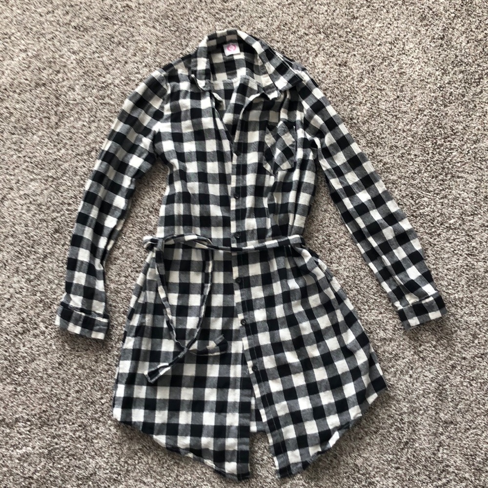 Bland and white plaid tunic